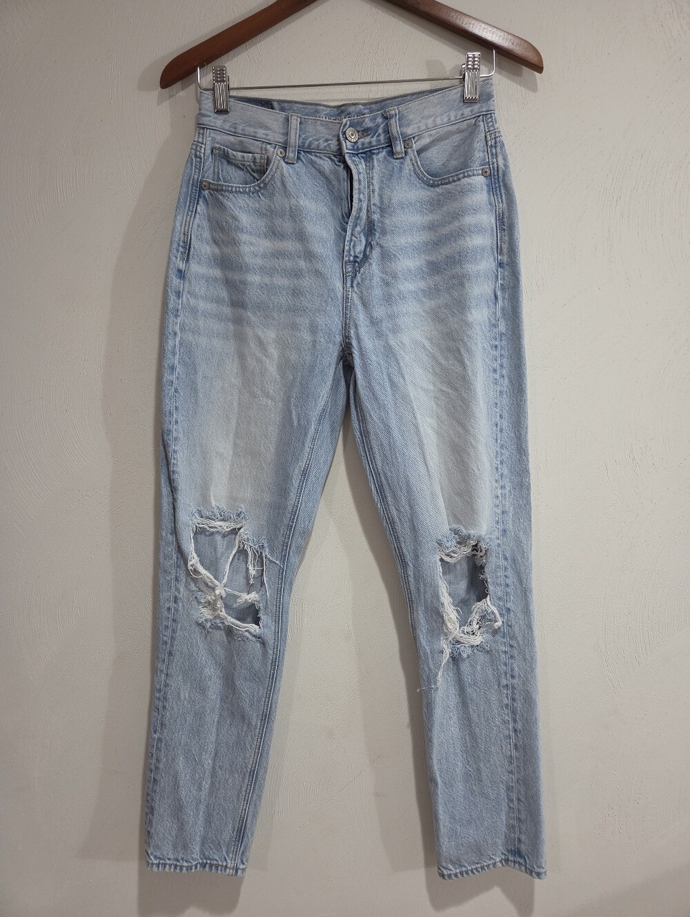 American Eagle Outfitters Ripped Light Wash Mom Jean Size 0